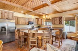 Cozy Cabin: Private Hot Tub, Starlink & Nature