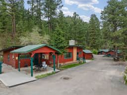 The Pondo: Cabin 1, 2 bedroom, 2 bed, kitchen - Image 2