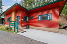 The Pondo: Cabin 2 King size bed, near Deadwood - Image 2