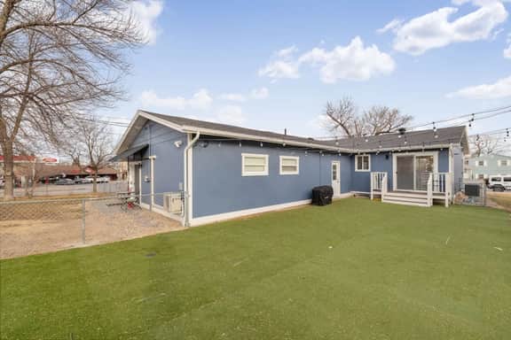 3 bed,2 bath Luxury & Private Turf Yard