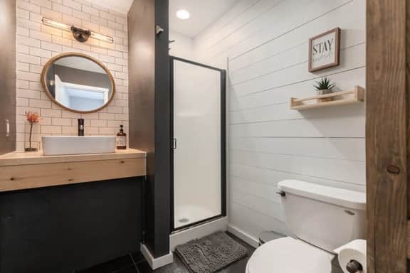 Downtown Modern-Farmhouse Studio with Hot Tub
