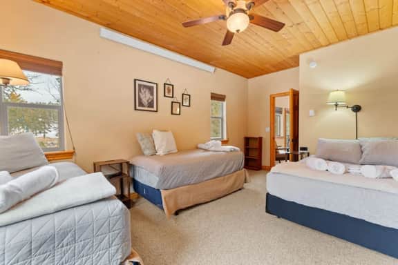 2 bedroom, 2 bathroom, 4 bed, Starlink, Hottub