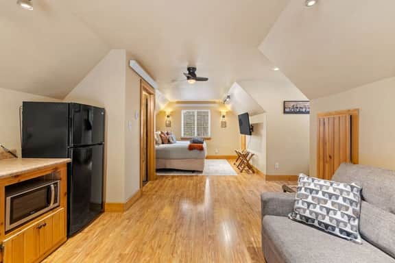 Studio, secluded, HOT TUB, Couples Perfect Getaway