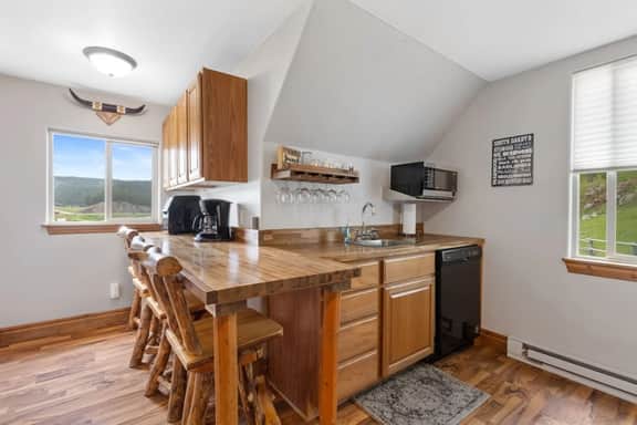 Dakota Cabin:1 mi. Sheridan Lake