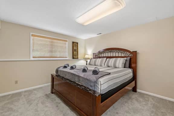 Heated pool, views, chef's kitchen, 3 levels - Image 5