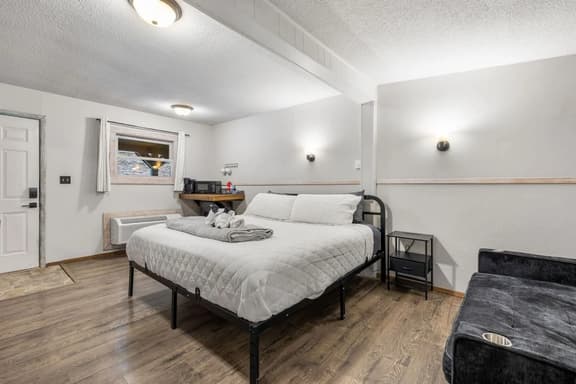 Room 18 – King Bed
