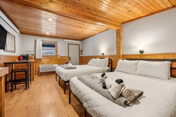 Room 17 – Queen Beds