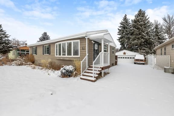 Boho Bliss: 3 Bedroom, Fenced Yard