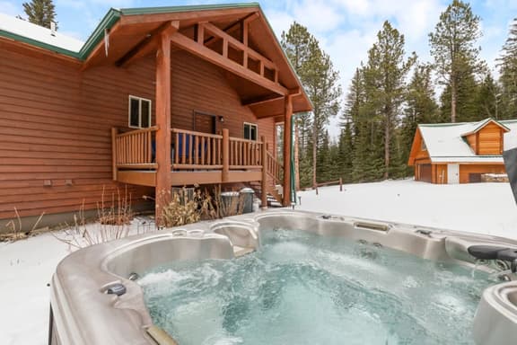 2 bedroom, 2 bathroom, 4 bed, Starlink, Hottub