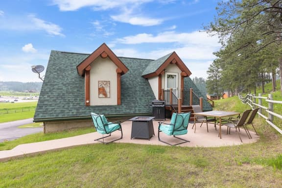 Dakota Cabin:1 mi. Sheridan Lake