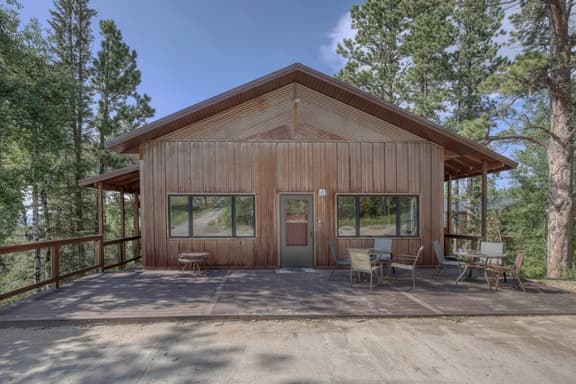 13 beds, Hot tub, flat parking, Terry Peak! - Image 1