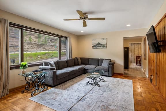 The Pondo: Cabin 1, 2 bedroom, 2 bed, kitchen - Image 1